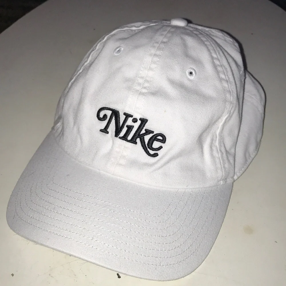 Nike Mens White Baseball Cap Heritage86 Script Logo Leather Strap Hat 1972